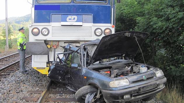 Havarované auto smetl projíždějící vlak.