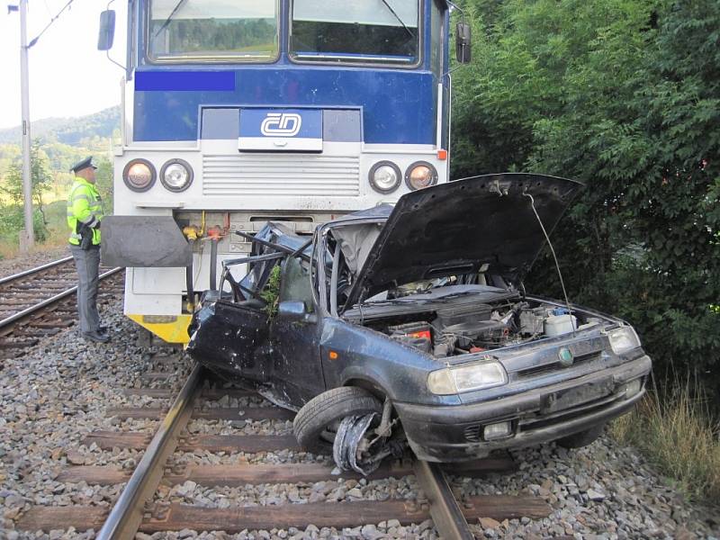 Havarované auto smetl projíždějící vlak.