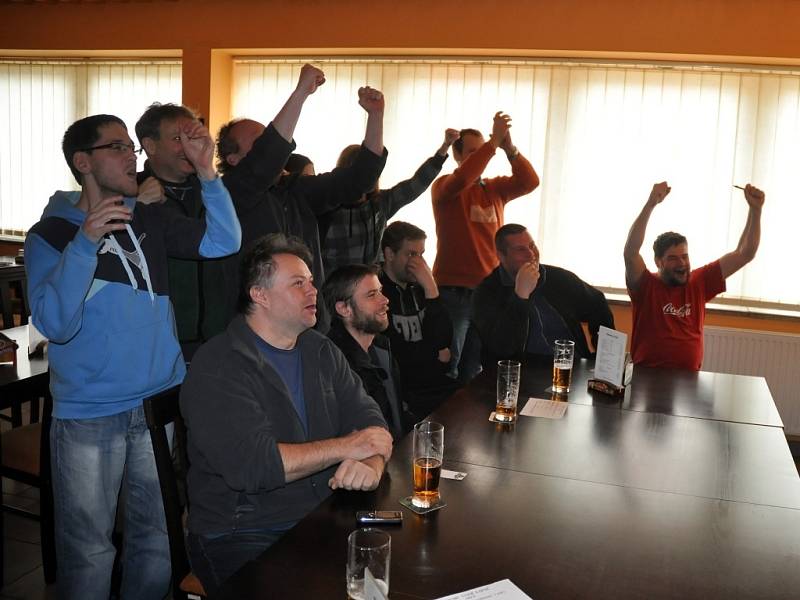 Hosté Music Clubu Lapač na vsetínském zimním stadionu se radují ze čtvrtého gólu v síti Lotyšska, který na olympijském hokejovém turnaji v Soči vstřeli český hokejista Marek Židlický.