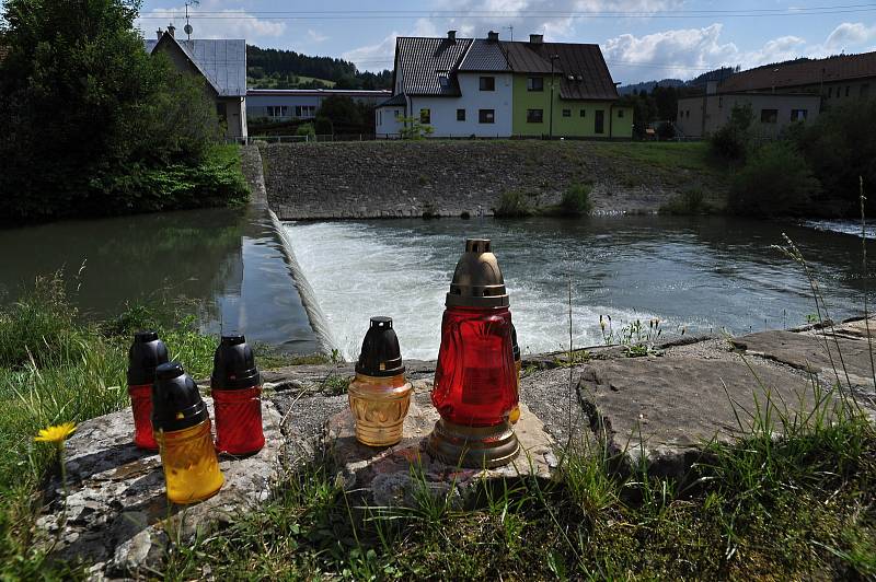 Pietní místo, které vzniklo u nebezpečného splavu zvaného Malý Hověžák na řece Vsetínské Bečvě v Hovězí, kde v pondělí 22. června 2020 utonuli dva vodáci.