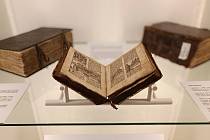 Na výstavě je k vidění také Bible pražská, vytištěná v roce 1488.