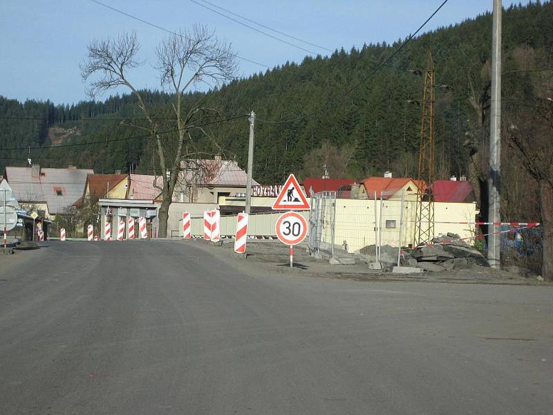 Po zimě se silničáři vrhli na výtluky i další etapu rekonstrukce silnice vedoucí na Slovensko.