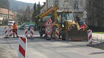 Po zimě se silničáři vrhli na výtluky i další etapu rekonstrukce silnice vedoucí na Slovensko.