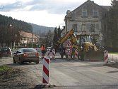 Po zimě se silničáři vrhli na výtluky i další etapu rekonstrukce silnice vedoucí na Slovensko.