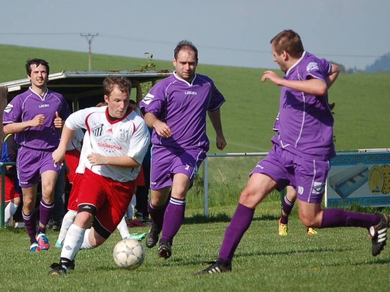 Fotbalisté Loučky (fialové dresy) doma porazili Kateřinice B 5:1.