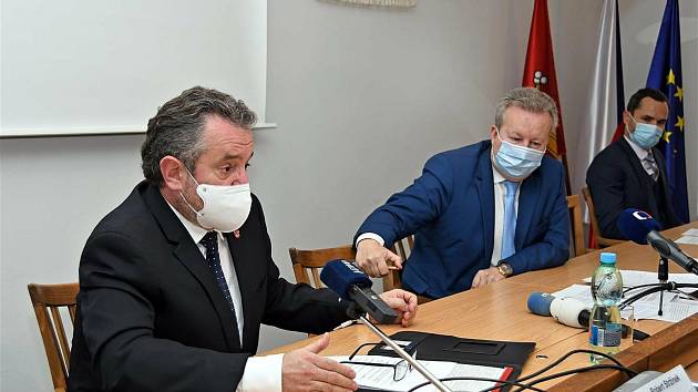 Starosta Valašského Meziříčí Robert Stržínek (ANO) (vlevo) a ministr životního prostředí ČR Richard Brabec (ANO) při jednání o ekologické havárii na řece Bečvě; pátek 27. listopadu 2020