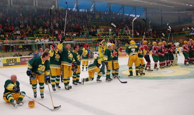 Na Lapači se slavilo 20 let od postupu Vsetína do extraligy. Exhibice VHK Vsetín (současný tým) vs. Vsetín 1993–94 (zelené dresy) 