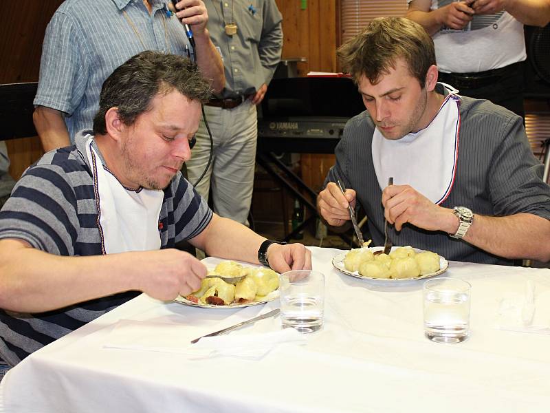 Na košt slivovice a soutěž o nejrychlejší spořádání švestkových knedlíků do Zděchova dorazily desítky lidí.