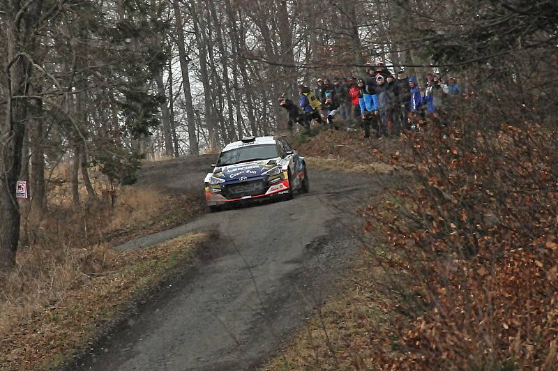 Nedělní 2. etapa 40. ročníku Valašské Rally přinesla mnoho dramatických soubojů, ze kterých nakonec vyšel vítězně Václav Pech. Druhý dojel Filip Mareš a třetí úřadující mistr Jan Kopecký.