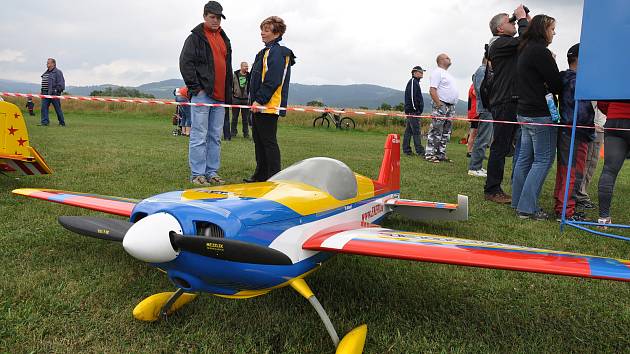 Obří modely akrobatických letadel mají rozpětí 3 metry, váží 20 kg a létají až 220 km/h. Nebe nad Poličnou zaplní v sobotu a neděli 23. a 24. černva 2018