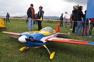 Obří modely akrobatických letadel mají rozpětí 3 metry, váží 20 kg a létají až 220 km/h. Nebe nad Poličnou zaplní v sobotu a neděli 23. a 24. černva 2018