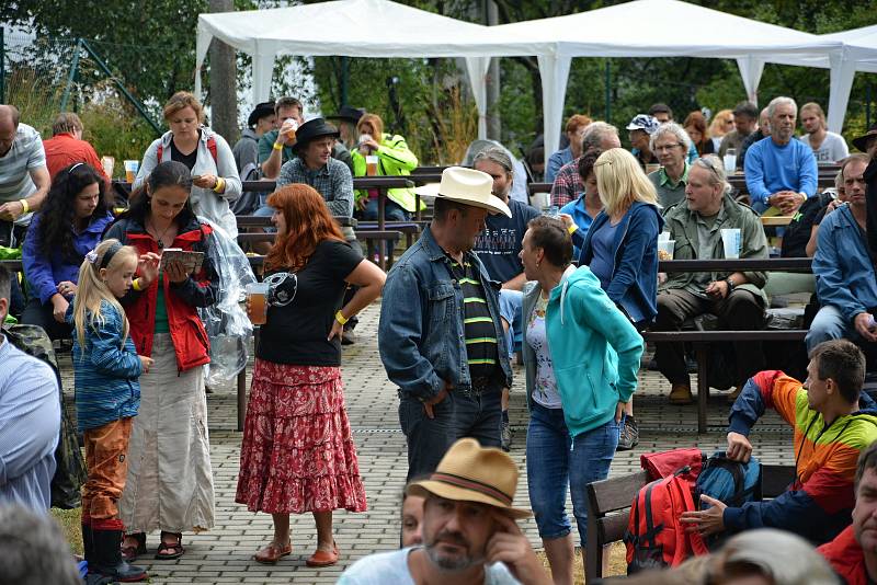 Téměř tři stovky věrných návštěvníků přijely 27. července 2019 i přes uplakané počasí na Pulčín na 24. Amfolkfest.