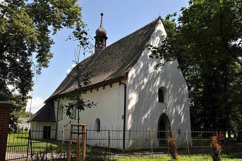 Valašské Meziříčí - kostel sv. Jakuba Většího stojí v místě bývalého krásenského náměstí v sousedství zámku Kinských