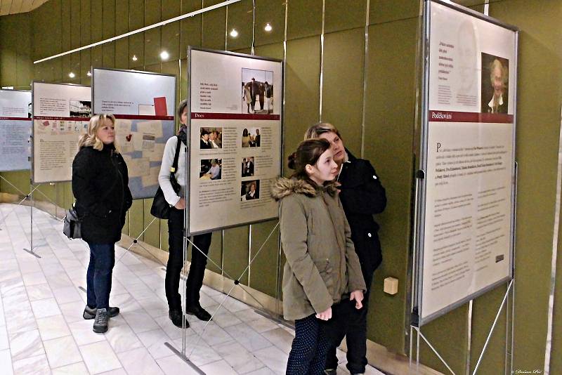 Slavnostní zahájení výstavy s názvem Děvčata z pokoje 28 L410, Terezín ve foyer vsetínského Kina Vatra; pondělí 27. ledna 2020.