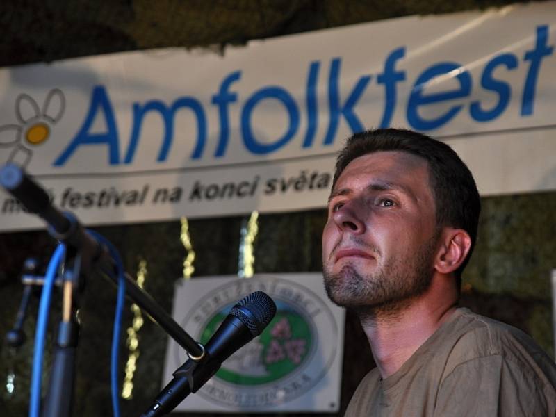 Účinkující a diváci 18. ročníku hudebního festivalu Amfolkfest v osadě Pulčín u Francovy Lhoty.