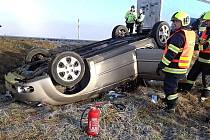Záchranáři zasahovali ve středu 4. ledna 2022 u dopravní nehody osobního vozu u Loučky na Vsetínsku.
