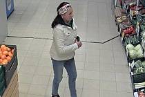 Znáte ji? Policisté zveřejnili fotografii neznámé ženy, která by podle nich mohla poskytnout informace související s vyšetřovaným zatajením nálezu peněženky s více než 10 tisíci korunami. 