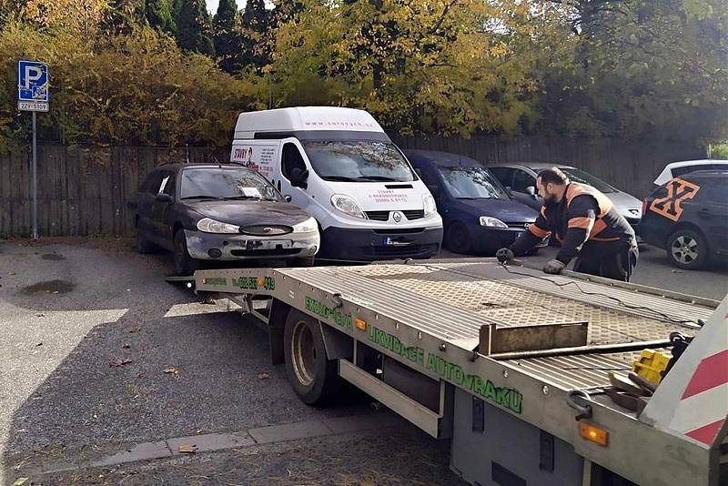 Odtahová služba odstraňuje z parkovišť ve Valašském Meziříčí dlouhodobě nepojízdná auta, jejichž majitelé nereagovali na výzvy místní radnice k nápravě situace.