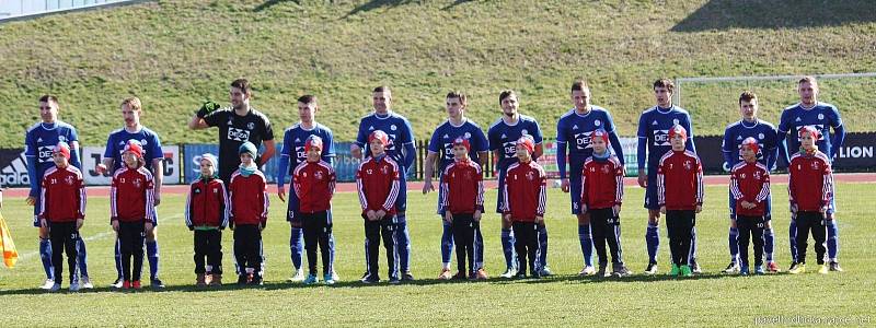 Fotbalisté Valašského Meziříčí (modré dresy) přivítali třetí Bílovec.