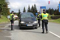 Policejní kontroly na hraničním přechodu Makov nad Velkými Karlovicemi. Ilustrační foto