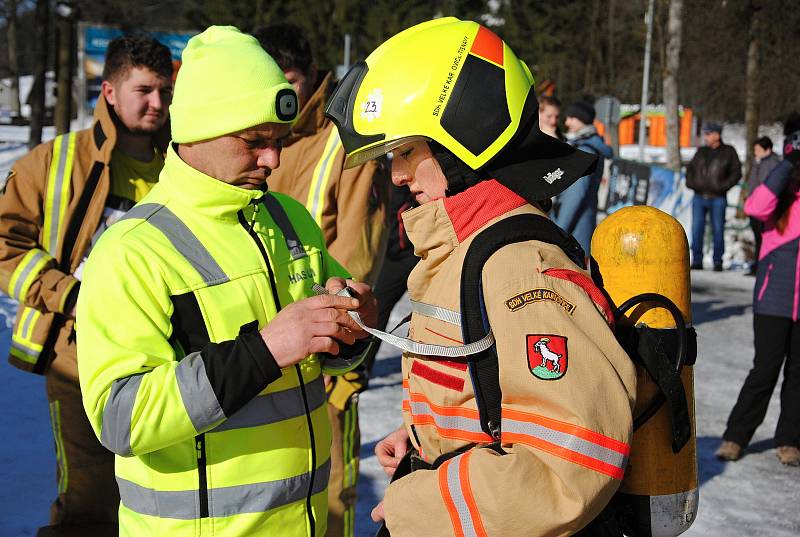 Hasička (a zároveň pořadatelka závodu) Eva Vojvodíková na trase závodu Zimní železný hasič pod sjezdovkou Razula ve Velkých Karlovicích; neděle 1. března 2020