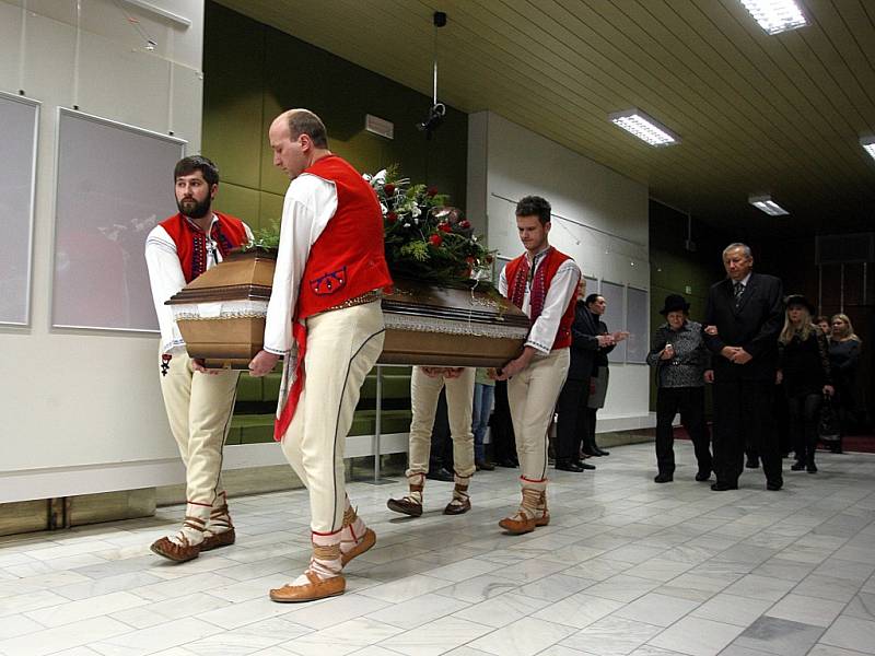 Smuteční obřad a rozloučení s muzikantem Stanislavem Tomancem v kině Vatra ve Vsetíně.