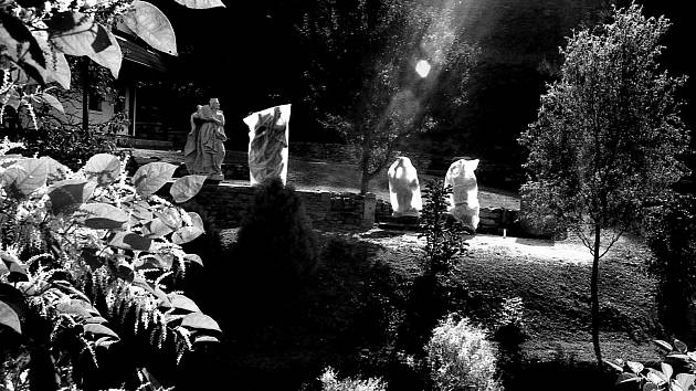 Podvečer na zahradě domu na Jasence s kopiemi sakrálních soch
