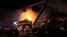Rozsáhlý požár zachvátil v nočních hodinách objekt chaty v lokalitě Pustevny na Vsetínsku.
