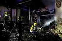 Hasiči zasahují ve čtvrtek 23. listopadu 2023 večer u požáru stodoly v Pozděchově na Vsetínsku.