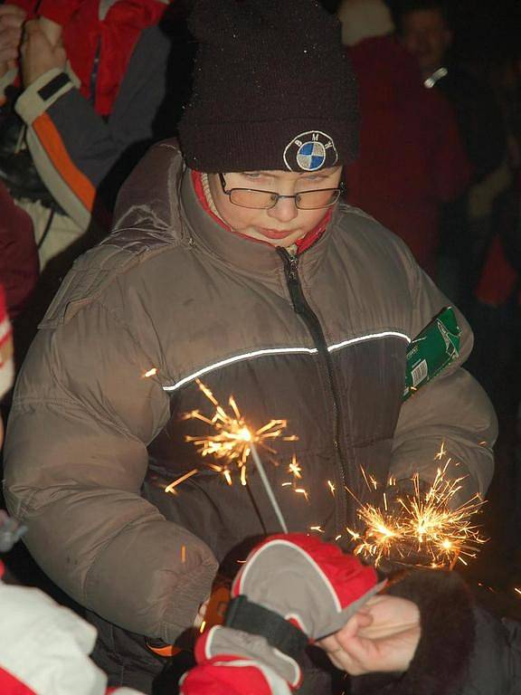 Oslavy silvestra před radnicí ve Vsetíně. 