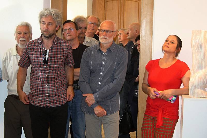 Několik desítek příznivců výtvarného umění přišlo do Galerie Stará radnice na vernisáž sochaře Miroslava Machaly a fotografa Roberta Goláně.