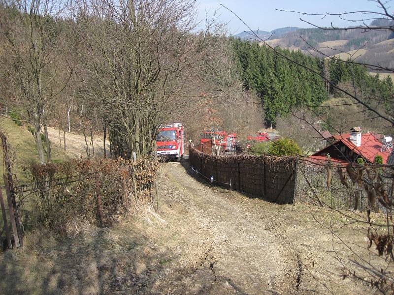 Hasiči tří jednotek zasahovali včera před polednem na místě požáru travního porostu v okrajové části Vsetín – Horní Jasenka.