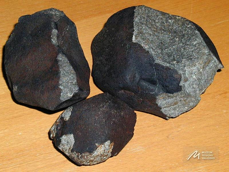 První tři nalezené fragmenty meteoritu Morávka.