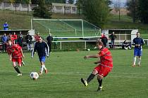 Jakub Chlevišťan ze Zašové proměňuje penaltu ve vítězném derby s Hrachovcem. 