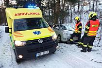 Záchranáři zasahují ve čtvrtek 9. února 2023 u nehody osobního vozu v Zašové, místní části Veselá.