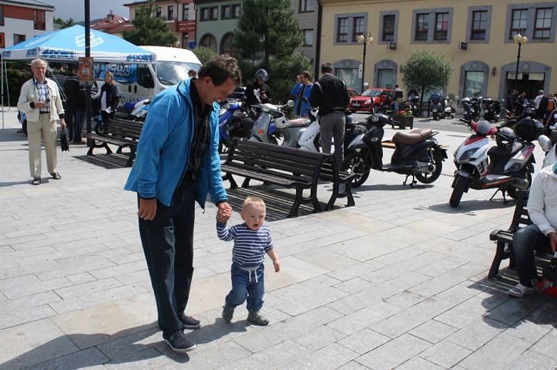 Rožnov pod Radhoštěm v sobotu a neděli hostí III. ročník srazu skútrařů. Přijelo na něj přes tři sta majitelů těchto specifických motorek