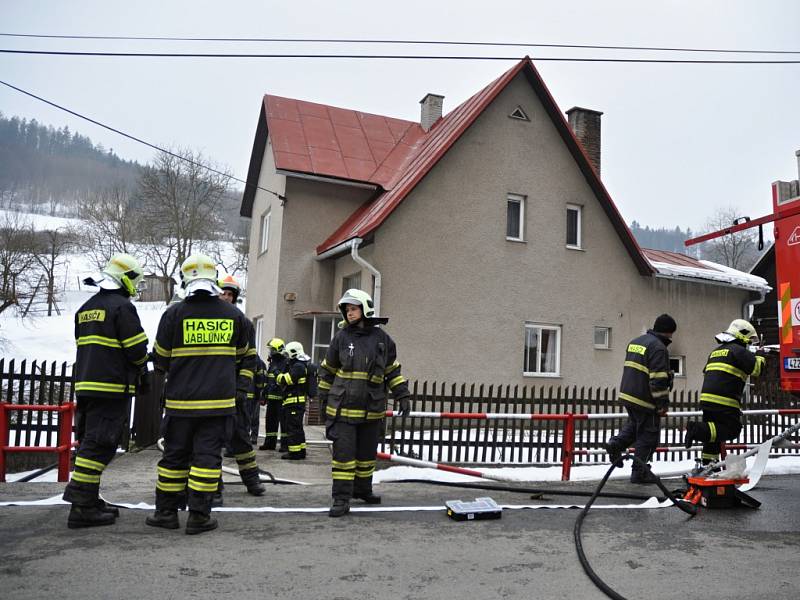 Hasiči zasahují u požáru kotelny rodinného domu ve vsetínské místní části Janišov. Vsetín, čtvrtek 19. února 2015