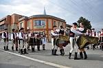 Krojovaní účastníci folklorního festivalu Babí léto procházejí Valašským Meziříčím; sobota 17. září 2016