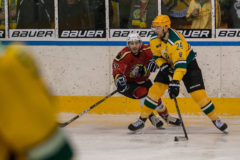 Šesté kolo kvalifikace o WSM ligu, zápas mezi týmy HC Vlci Jablonec nad Nisou a VHK ROBE Vsetín, se odehrálo 13. dubna na zimním stadionu v Jablonci nad Nisou. Na snímku vpravo Jan Kolařík.