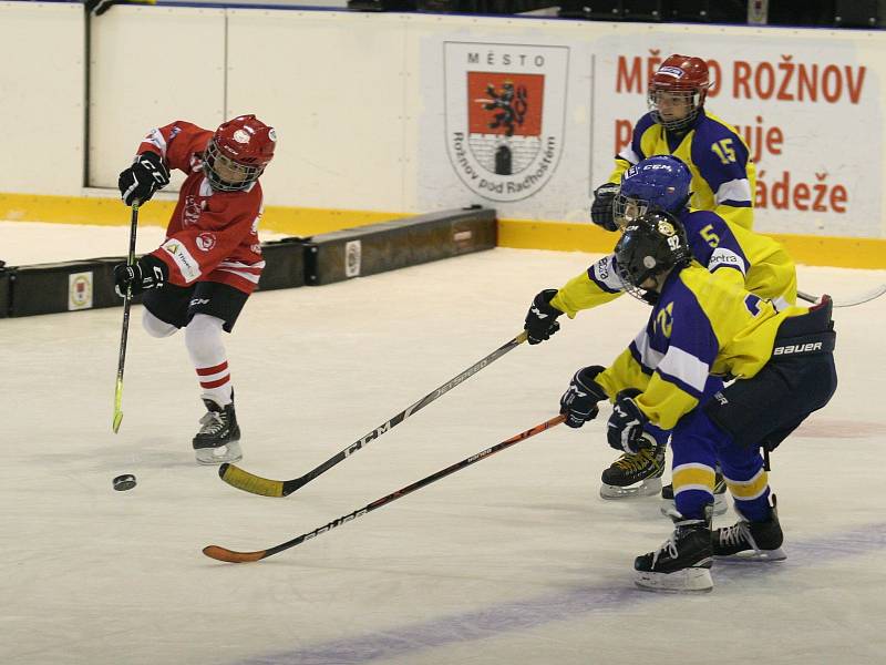 Sobotní Turnaj čtyř mladých 9letých hokejistů (ročník 2012) v Rožnově p. R. ovládli Oceláři z Třince před Berany ze Zlína.