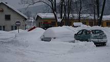 Na Valašsko se od pátečního rána snášejí další záplavy sněhu.