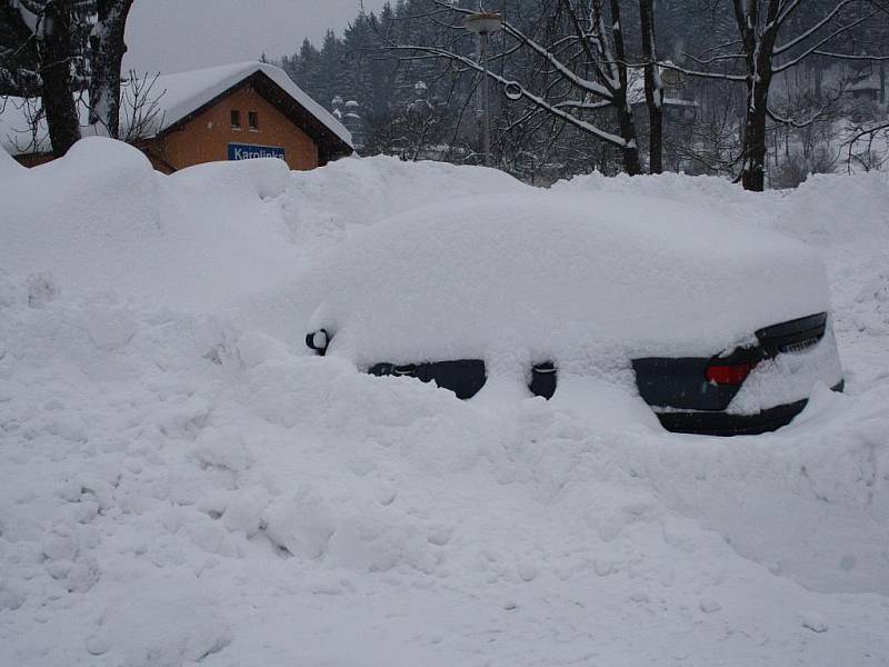 Na Valašsko se od pátečního rána snášejí další záplavy sněhu.