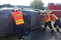 Hasiči zasahují v úterý 29. června 2021 odpoledne u dopravní nehody osobního vozu Opel v Lačnově na Hornolidečsku.