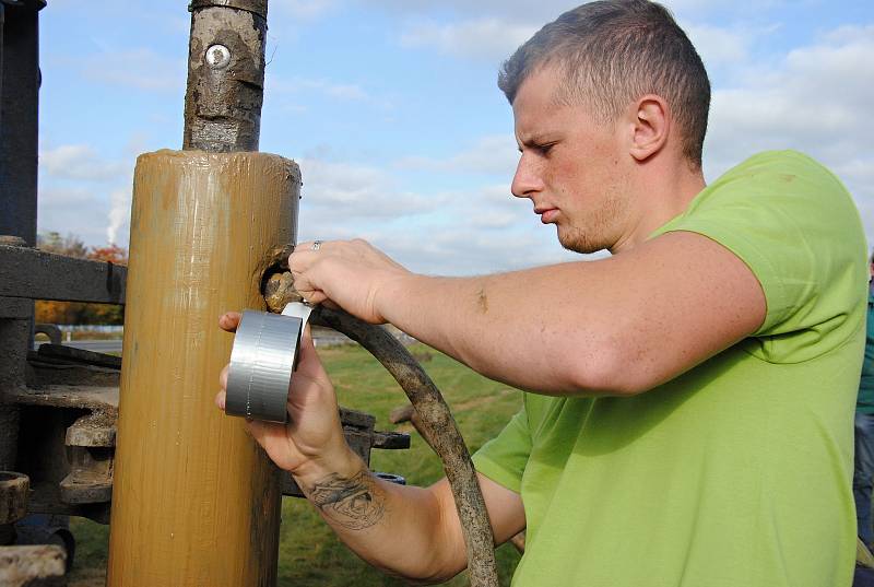 Pracovníci odborné firmy provádějí geotechnický průzkum budoucího úseku silnice I/57 od valašskomeziříčské místní části Bynina po výjezd do Jarcové, známého také jako západní obchvat města; říjen 2019