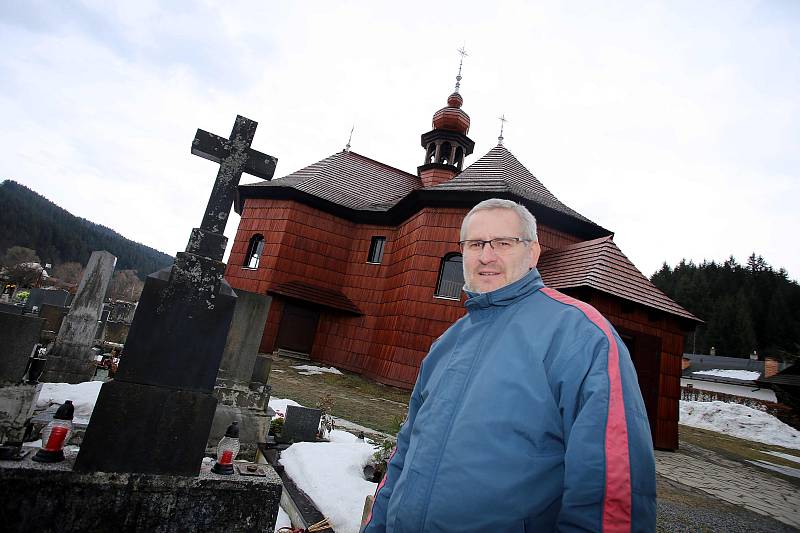 Římskokatolický kostel Panny Marie Sněžné ve Velkých Karlovicích.Farář Rastislav Kršák