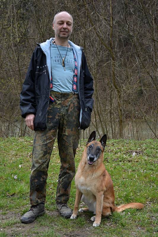 Psi nemohli v době pandemie na cvičáky. Chybí jim socializace. Na snímku výcvikář Pavel Riedl se čtrnáctiletou fenou belgického ovčáka Cho Chang.