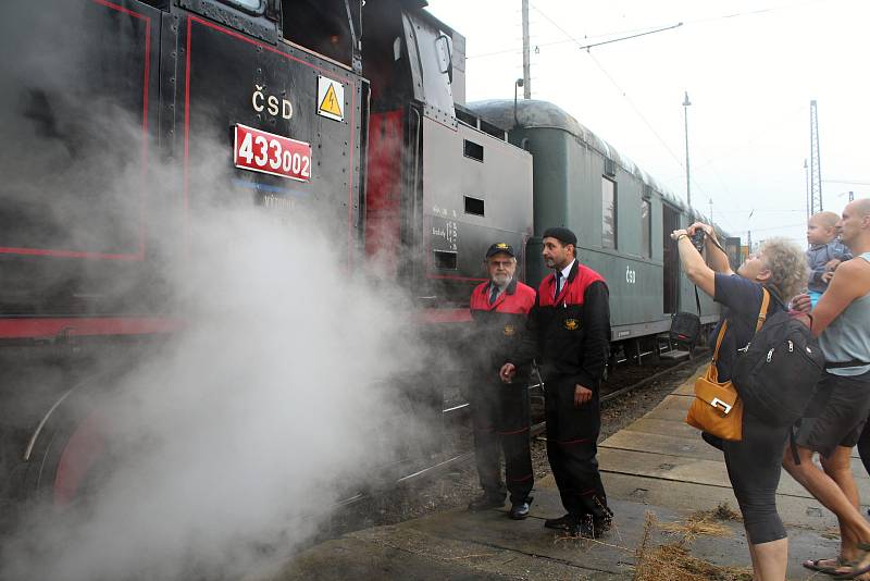 Oslavit 110 let železniční trati Vsetín - Velké Karlovice přišly v sobotu 1. září stovky lidí. Lákal parní Matěj i motorový Hurvínek.