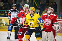 Hokejisté Vsetína (žluté dresy) nezvládli první zápas čtvrtfinále.
