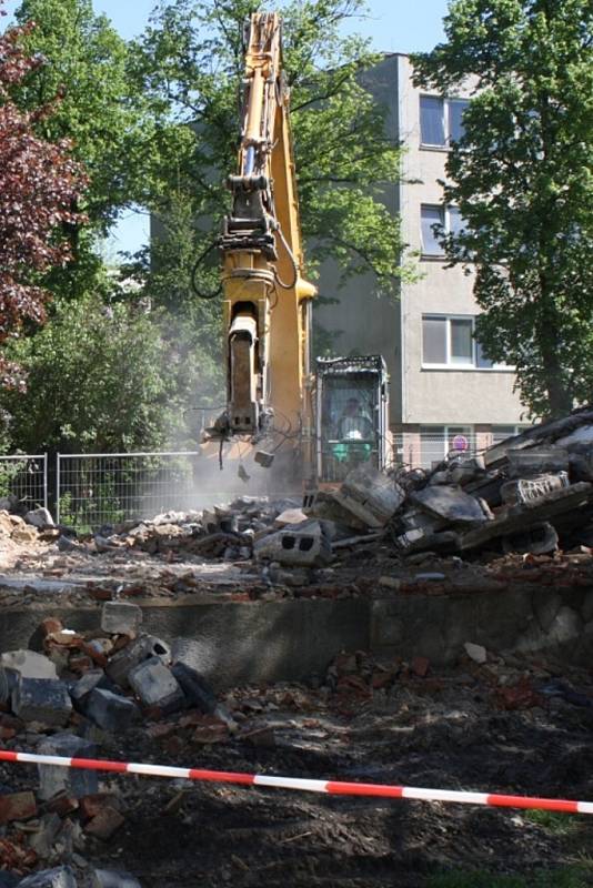 Demoliční práce ve Vsetínské nemocnici se dostávají do poslední fáze, kdy nastupuje těžká technika.