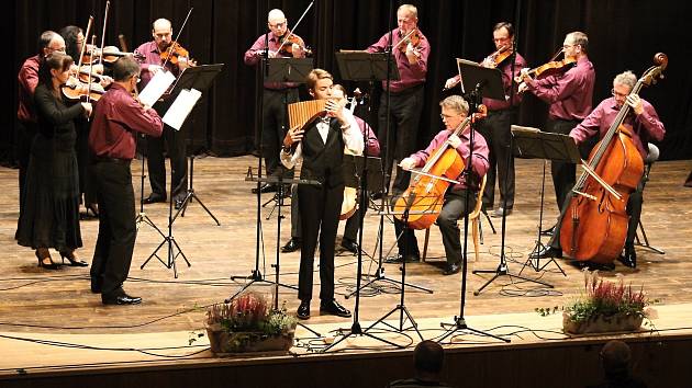 Sobotním galakoncertem v Janíkově stodole v rožnovském skanzenu skončil první ročník mezinárodního hudebního festivalu Božská flétna.